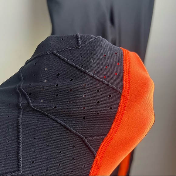 Under Armour HEATGEAR Compression Leggings w/ Cutout Details - Small - Picture 5 of 10